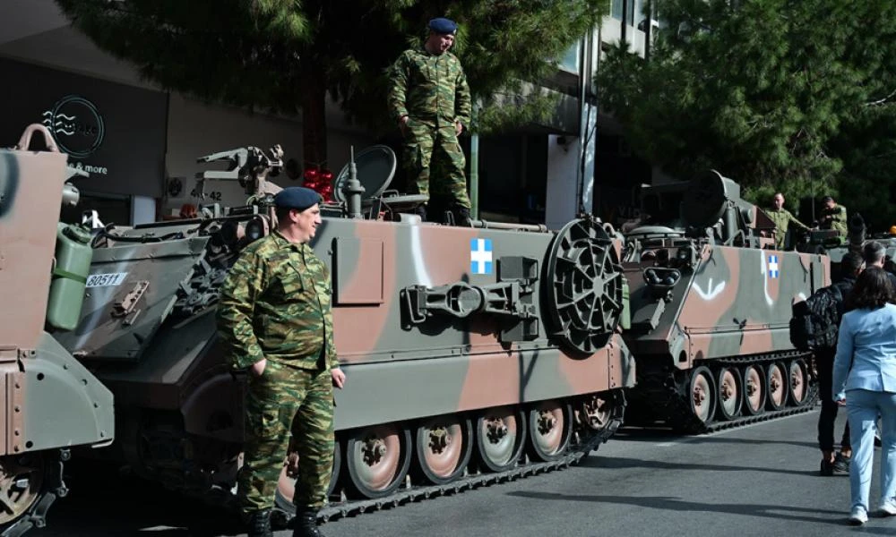 Σάλος στον Βόλο μετά από σοβαρή καταγγελία γιατρών: Στρατιωτικός επέμενε να σταθεί όρθιος στην παρέλαση φαντάρος που λιποθυμούσε